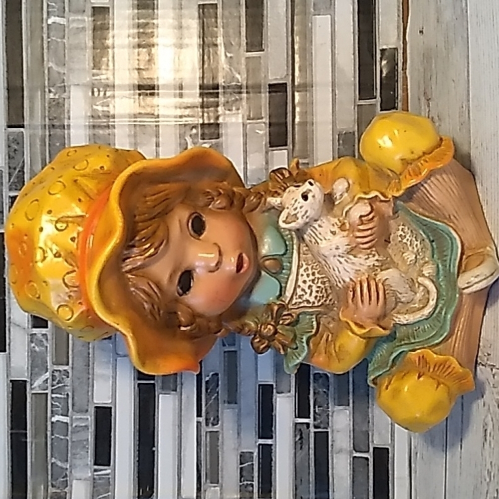 Vintage 1974 Universal Statuary girl 👧